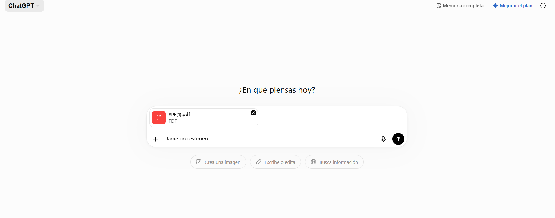 Captura de ChatGPT con el PDF de YPF adjunto y el prompt 'Dame un resumen'